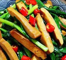 Stir-fried leek with fried tofu