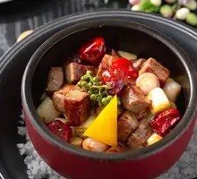Wine-Scented Flame Snow Beef Cubes