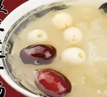 Tremella and Lotus Seed Soup