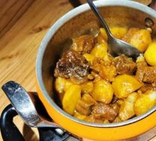 Spiced Yellow Beef in Small Pot