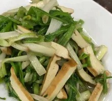 Stir-fried green pepper with fried tofu
