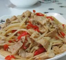Shredded potato stir-fried with meat