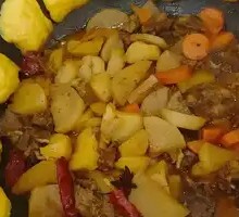 Stewed Beef Brisket in Iron Pot