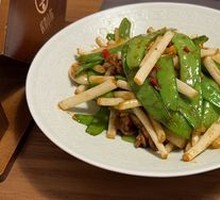 Snow Peas Stir-fried with Peanut Sprouts