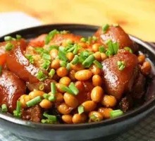 Stewed Pig Trotter with Soybeans