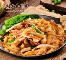 Stir-fried beef with wide rice noodles