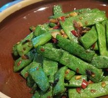 Braised Tender Broad Beans in Clay Pot