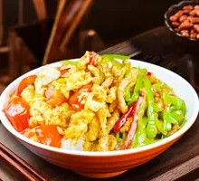 Green Pepper Shredded Pork with Tomato Omelet Rice