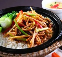 鱼香肉丝煲仔饭