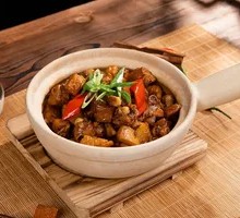 Stewed Chicken with Potatoes in Clay Pot