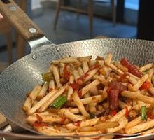 Pork Stir-fried with Peanut Sprouts