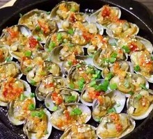 Stir-Fried Clams with Garlic on Iron Plate