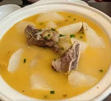 Braised Beef Short Ribs with Radish in Clay Pot