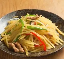 Shredded potato stir-fried with meat
