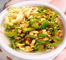 Stir-Fried Beef with Green Pepper Over Noodles