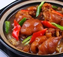 Braised Pig's Feet in Clay Pot