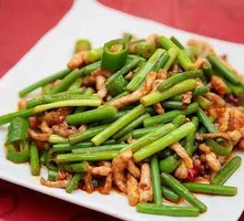 Garlic Shoots with Shredded Pork