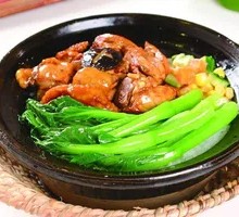 Braised Chicken with Mushrooms in Clay Pot Rice