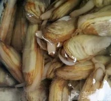 Spicy Stir-Fried Clams