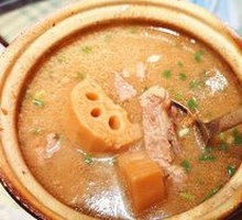 Family's Lotus Root Soup in Clay Pot
