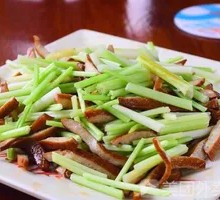 Stir-fried celery with fried tofu