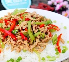 青椒炒牛肉盖浇饭