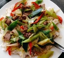 Scallion Stir-Fried Beef Rice Bowl