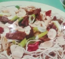 蘑菇炒肉盖浇面