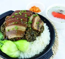 Braised Pork with Preserved Vegetable in Clay Pot Rice