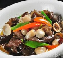 Black Mushroom Stir-Fry with Pork over Rice