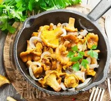Stir-fried Chicken Mushroom with Yellow Rice