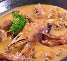 Stewed Goose in Iron Pot