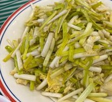 Stir-fried eggs with chives