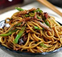 Stir-Fried Noodles with Shredded Meat