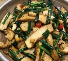 Stir-fried leek with fried tofu