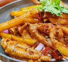 Spicy Braised Chicken Feet in Dry Pot