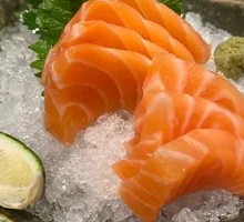 Fresh Salmon and Mango Roll