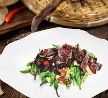 Camphor Pepper and Chanterelle Mushroom