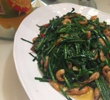 Stir-fried河虾 with leeks