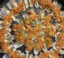 Sautéed Clams with Garlic in Iron Plate