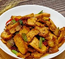 Stir-fried pork belly with tofu skin