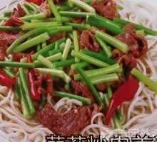 蒜苔炒肉盖浇面