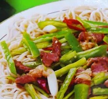 Stir-Fried Pork with Green Pepper over Noodles