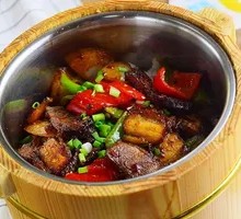 Stir-fried Pork with Rice in Wooden Bucket