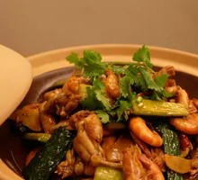 Clay Pot Frog Legs and Shrimp