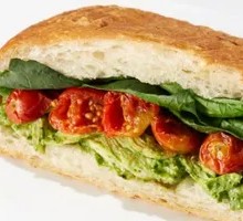 罗勒鸡肉佛卡夏三明治