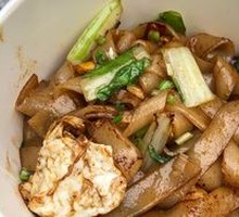 Stir-fried rice noodles with egg and shredded pork