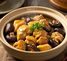 Braised Chicken and Mushroom Rice in Clay Pot