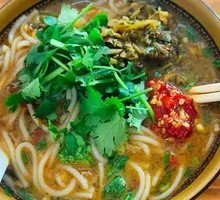 Pork Knuckle Bone Noodle Soup