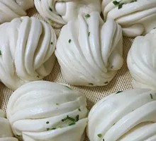 Flower-shaped steamed bun